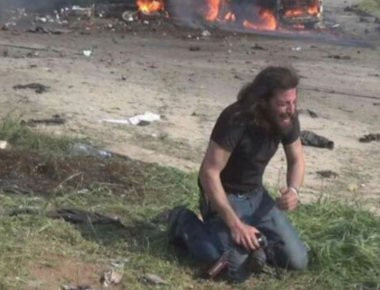 Η εικόνα ενός Σύρου φωτογράφου που έχει πέσει στα γόνατα και σπαράζει από τη φρίκη γύρω του (φωτό, βίντεο)